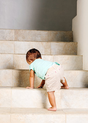 baby-auf-treppe
